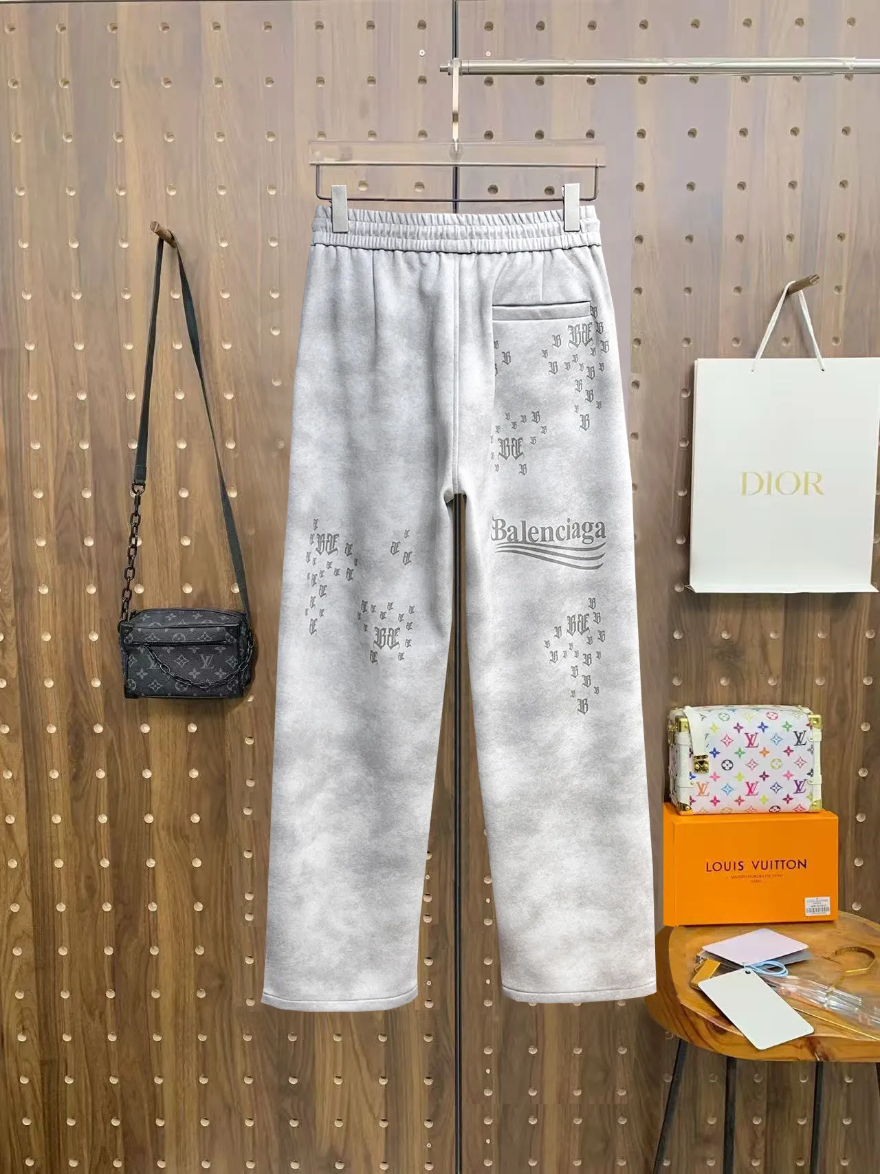 Balenciaga 🆕2026 Autumn and Winter New Arrival Casual Pants! The official website will be released simultaneously. Brand Classic LOGO casual pants, customized fabrics, excellent comfort and strong touch. Highly recognisable, perfect appearance and craftsmanship. Size:M-3XL